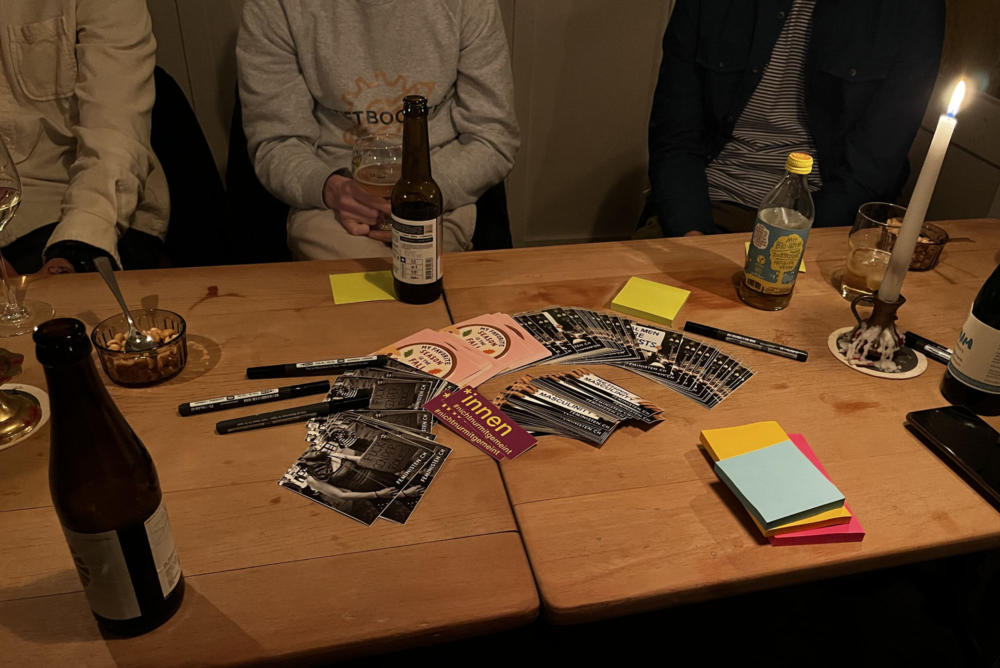 Tisch in einer Bar, Vereinsticker auf den Tisch, rundherum Getränkeflaschen