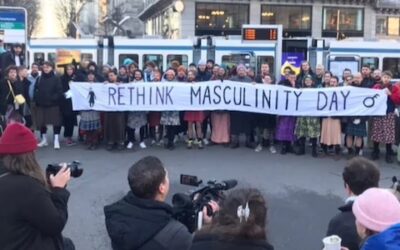 Männer protestieren in Röcken auf Zürcher Paradeplatz